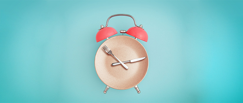 时钟由一个盘子和餐具