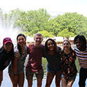 一群学生在托马斯·库珀图书馆的喷泉前