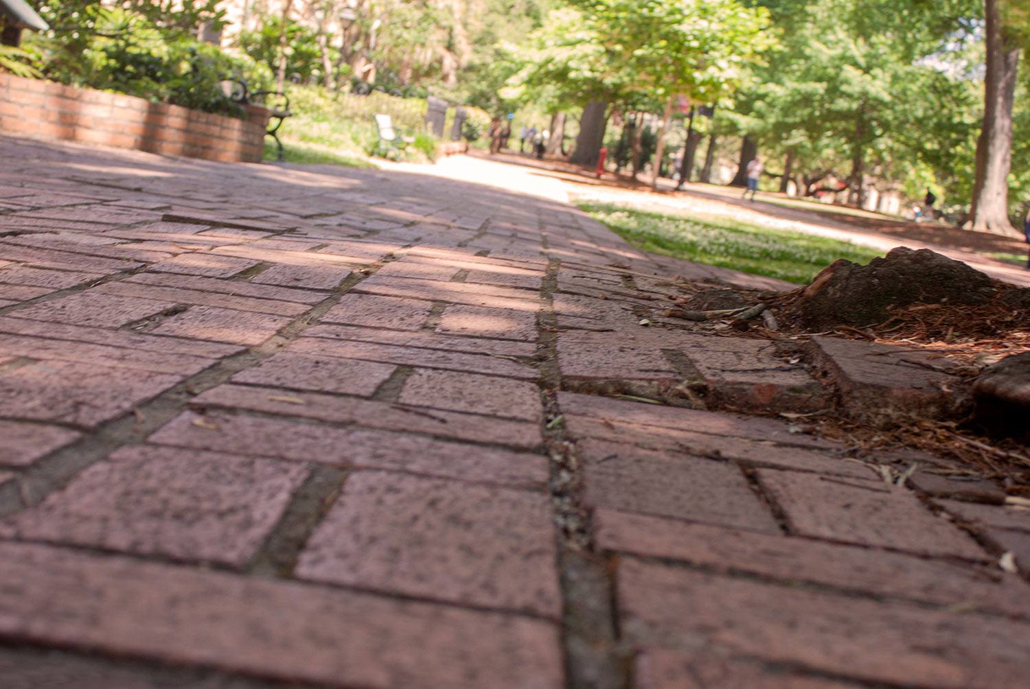 历史悠久的马蹄铁上凹凸不平的砖路。