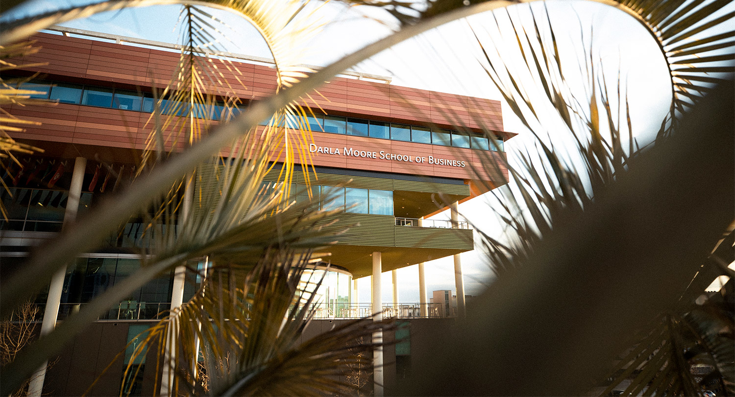 透过棕榈树望向达拉·摩尔商学院大楼。
