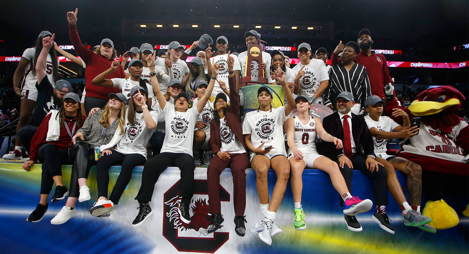 女子篮球队赢得全国大学生体育协会冠军后正在庆祝。