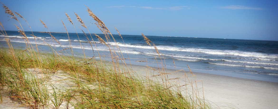 阳光明媚的日子，海浪拍打着沙丘