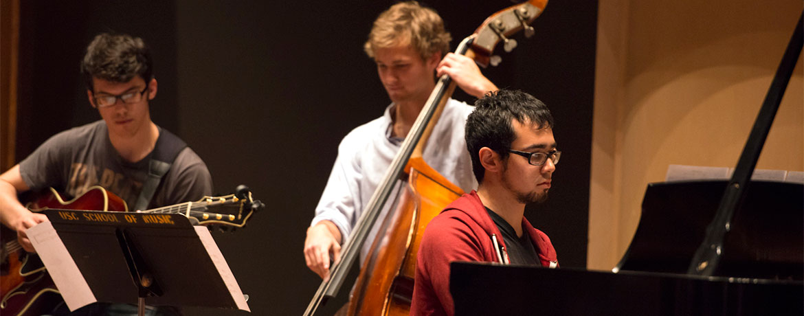 爵士三重奏在音乐学院演奏厅的舞台上表演