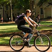学生在马蹄铁上骑自行车