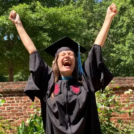 举起双臂庆祝毕业。