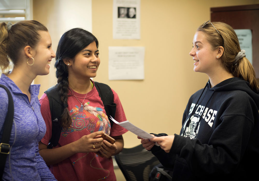 三个荣誉学院的学生在荣誉学院宿舍里谈话。