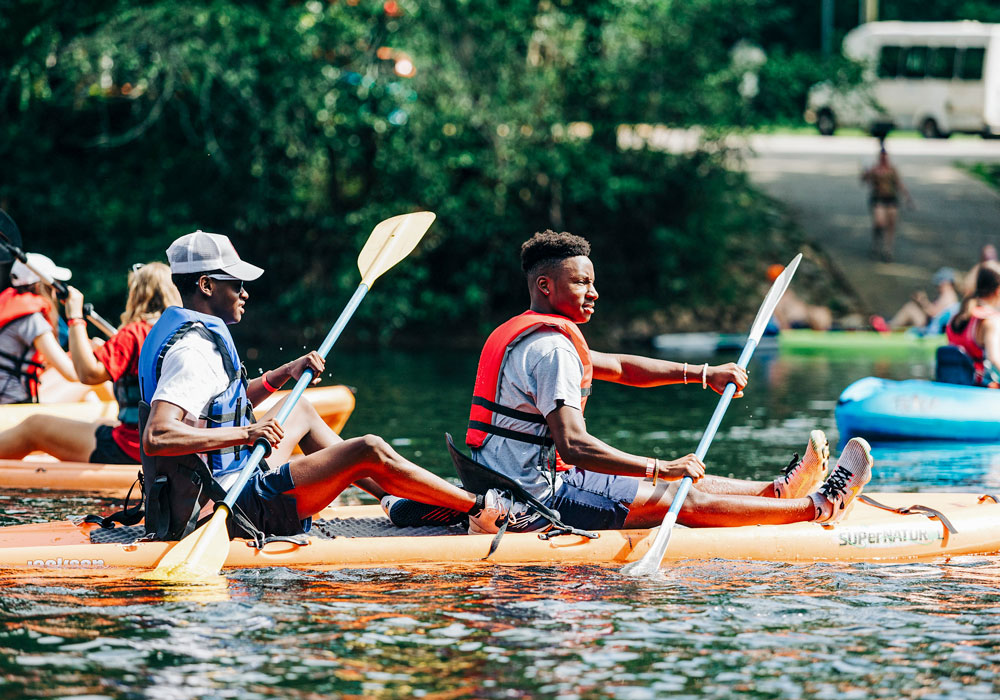在南卡罗来纳州哥伦比亚的刚果河上，荣誉学院的学生们划着皮划艇。