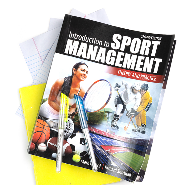 带纸和笔的体育管理书。