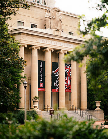 麦基西克博物馆的正面有大横幅，上面有南卡罗来纳大学的标志和尾羽。bob官方体育登陆