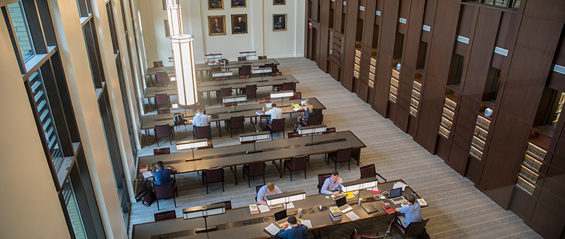 俯视俯视在法学院阅览室里学习的学生。
