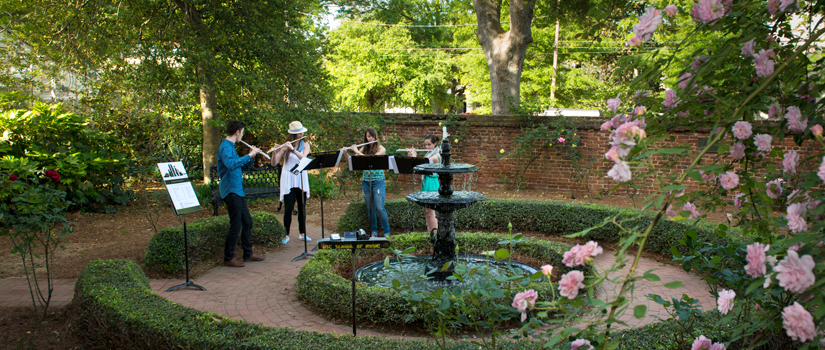 学生在玫瑰园演奏长笛