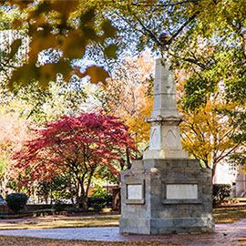 秋叶环绕的马克西纪念碑