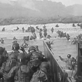 二战期间，士兵们从船上下到海滩上