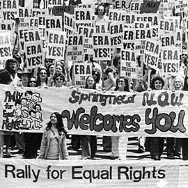20世纪70年代的一场男女集会，他们举着写着ERA Yes的牌子