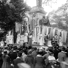 1918年，妇女们在华盛顿特区的一座纪念碑前集会争取选举权