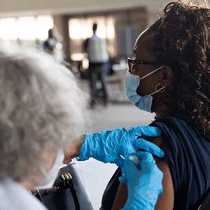 一名妇女正在接种新冠疫苗