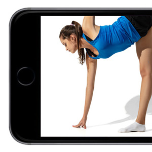 在iPhone屏幕上做瑜伽的女孩