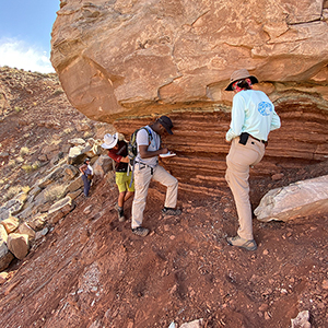 学生们在地质野外营地上重建地质历史。