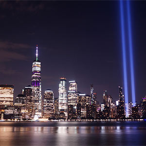 纽约地平线在晚上与代表世界贸易中心双塔的光束。