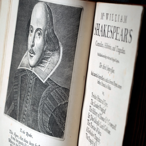 莎士比亚第三个作品集的扉页照片，一边是威廉·莎士比亚的素描，另一边是标题