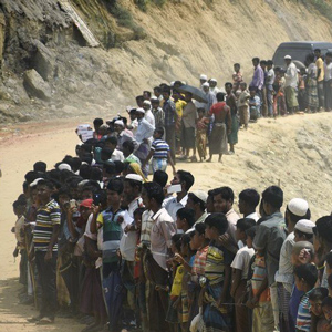 缅甸难民在沙漠环境中排成长队