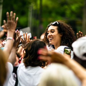 沥青比尔被球迷包围是她参与游行庆祝女子篮球队的2022年全国冠军