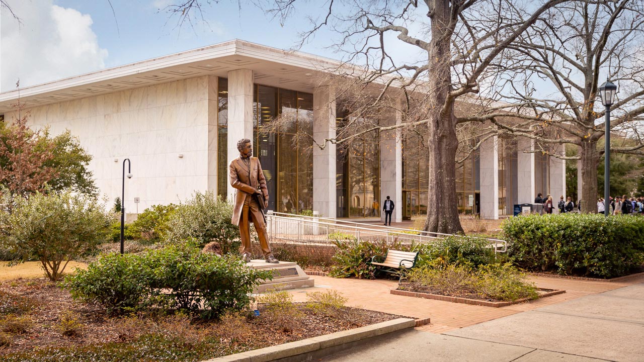 理查德·t·格林的铜像坐落在托马斯·库珀图书馆前。