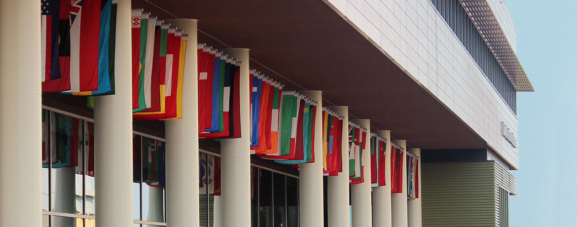 达拉摩尔商学院的柱子之间悬挂着国旗