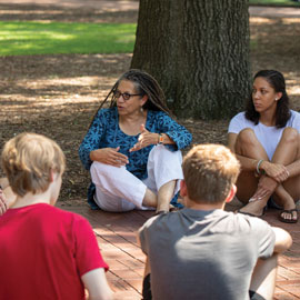 诗人尼基·芬尼在南卡罗来纳大学的马蹄铁上与学生交谈bob官方体育登陆