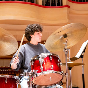 新生表演爵士专业的阿尔文·爱德华兹在摇摆大乐队打鼓。